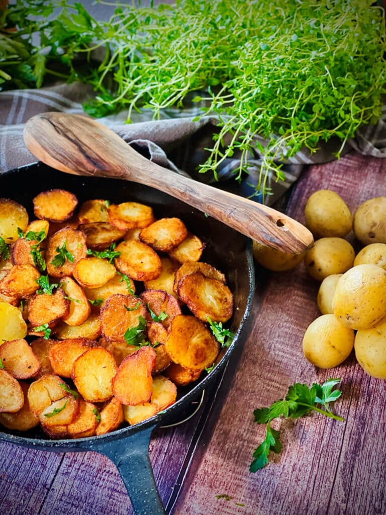 A skillet full of fried potatoes.